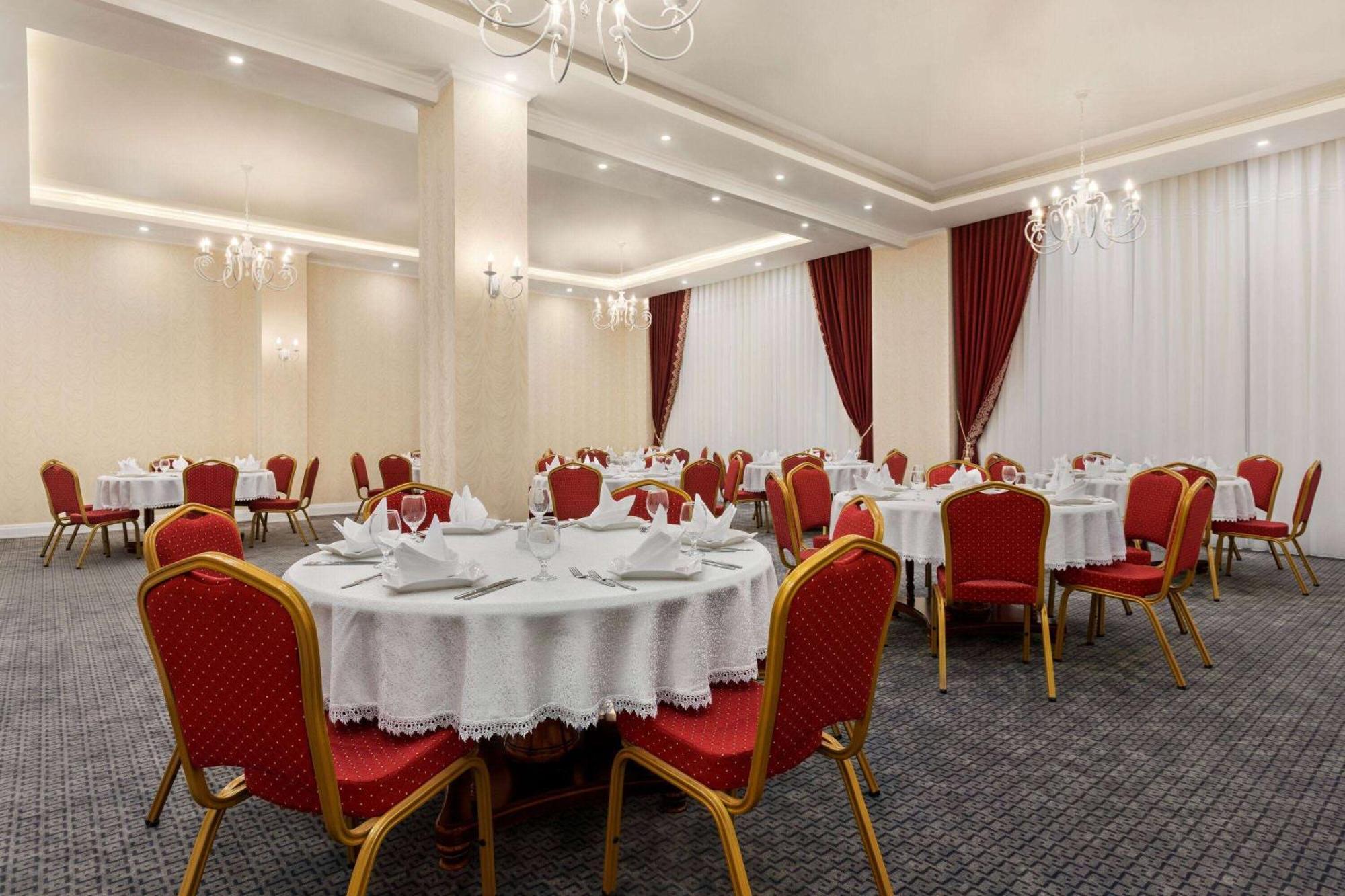 Ramada By Wyndham Shymkent Hotel Bagian luar foto